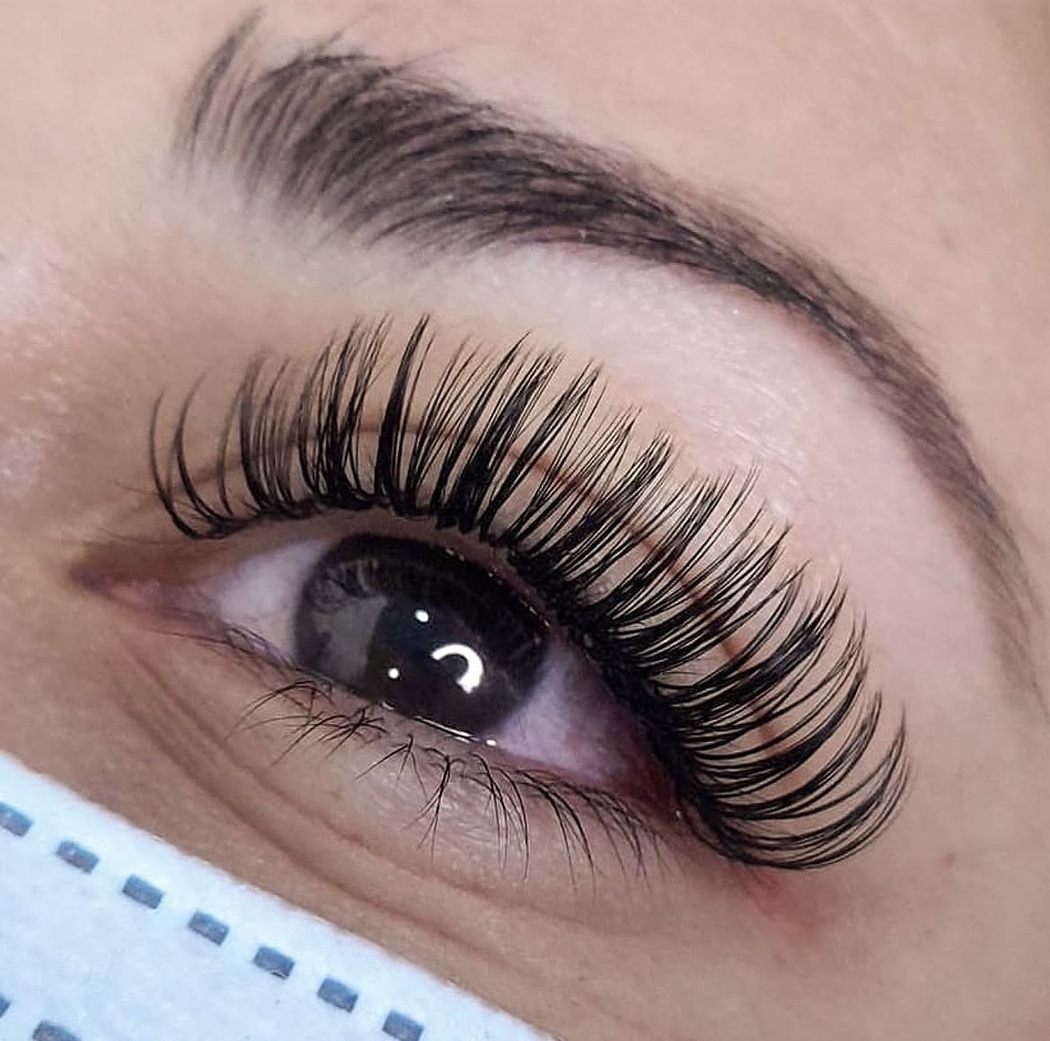 Extensiones de pestañas — close-up ojo con volumen ruso